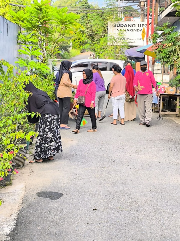 Minggu, 06 Juli 2025 Kelurahan Karang Anyar melakukan pengawasan terhadap jalannya kegiatan gotong royong di RT.015,019,020,021 Kel.Karang Anyar.