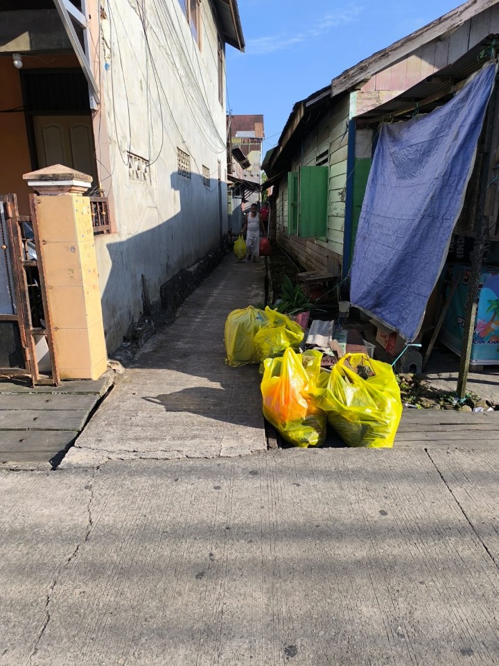 Minggu, 06 Juli 2025 Kelurahan Karang Anyar melakukan pengawasan terhadap jalannya kegiatan gotong royong di RT.015,019,020,021 Kel.Karang Anyar.