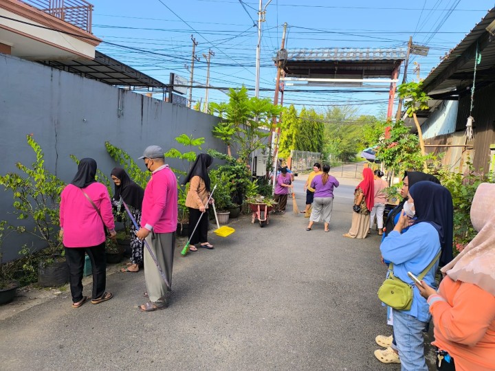 Minggu, 06 Juli 2025 Kelurahan Karang Anyar melakukan pengawasan terhadap jalannya kegiatan gotong royong di RT.015,019,020,021 Kel.Karang Anyar.