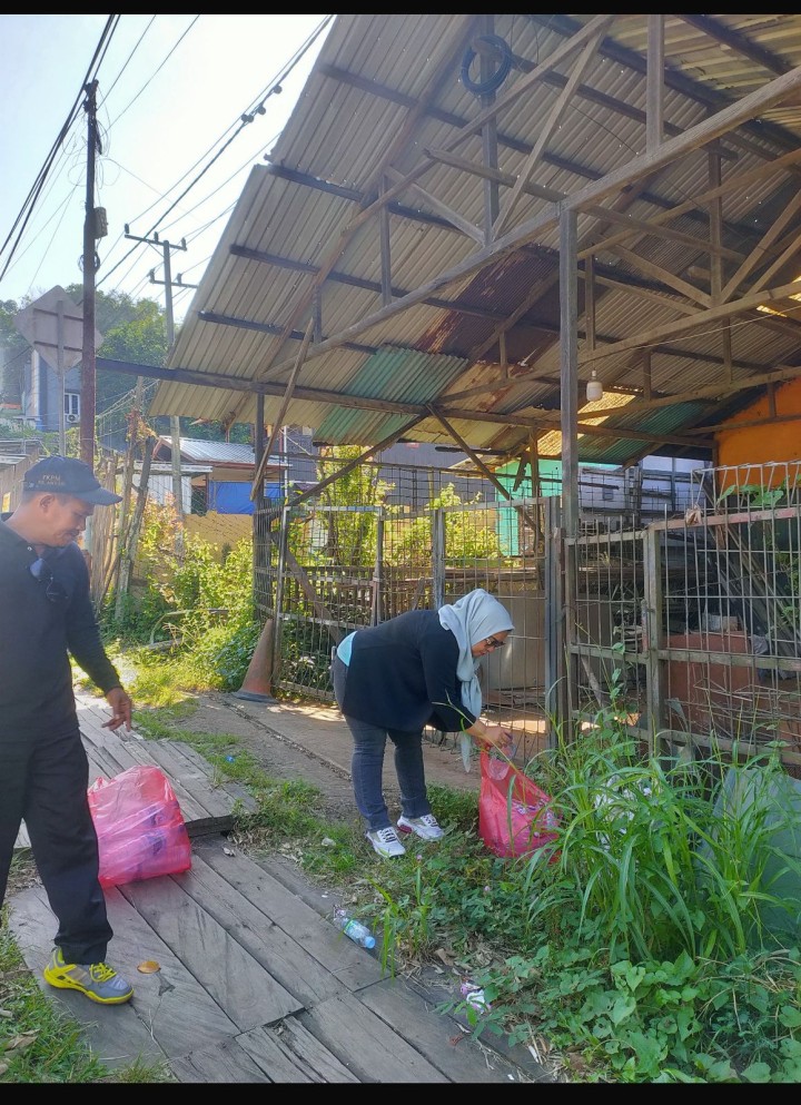 Minggu, 06 Juli 2025 Karang Taruna Karang Anyar melaksanakan giat pungut sampah sisa makan dan minuman di sepanjang Jalan MT. Haryono, Samarinda