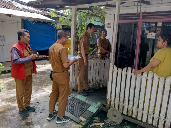 Senin, 07 Juli 2025 Kelurahan Karang Anyar mendampingi tim dari Dinas Ketahanan Pangan Dan Pertanian Kota Samarinda dalam rangka monitoring warga yang mendapatkan bantuan beras di wilayah Kelurahan Karang Anyar.
