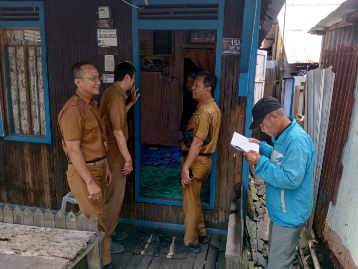 Senin, 07 Juli 2025 Kelurahan Karang Anyar mendampingi tim dari Dinas Ketahanan Pangan Dan Pertanian Kota Samarinda dalam rangka monitoring warga yang mendapatkan bantuan beras di wilayah Kelurahan Karang Anyar.