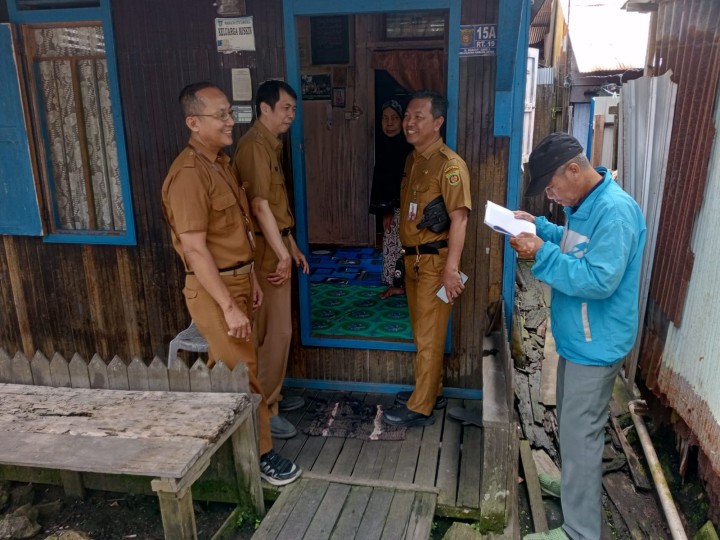 Senin, 07 Juli 2025 Kelurahan Karang Anyar mendampingi tim dari Dinas Ketahanan Pangan Dan Pertanian Kota Samarinda dalam rangka monitoring warga yang mendapatkan bantuan beras di wilayah Kelurahan Karang Anyar.
