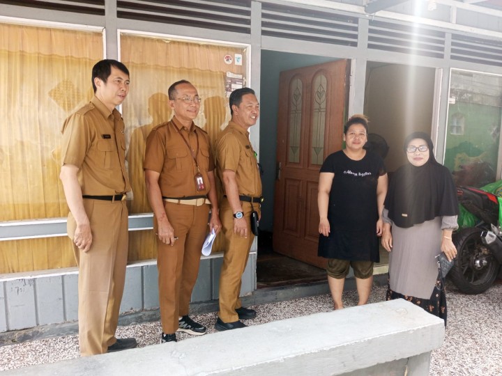 Senin, 07 Juli 2025 Kelurahan Karang Anyar mendampingi tim dari Dinas Ketahanan Pangan Dan Pertanian Kota Samarinda dalam rangka monitoring warga yang mendapatkan bantuan beras di wilayah Kelurahan Karang Anyar.