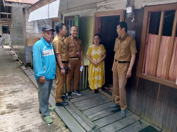 Senin, 07 Juli 2025 Kelurahan Karang Anyar mendampingi tim dari Dinas Ketahanan Pangan Dan Pertanian Kota Samarinda dalam rangka monitoring warga yang mendapatkan bantuan beras di wilayah Kelurahan Karang Anyar.