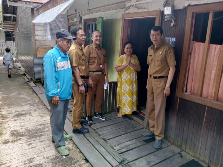 Senin, 07 Juli 2025 Kelurahan Karang Anyar mendampingi tim dari Dinas Ketahanan Pangan Dan Pertanian Kota Samarinda dalam rangka monitoring warga yang mendapatkan bantuan beras di wilayah Kelurahan Karang Anyar.