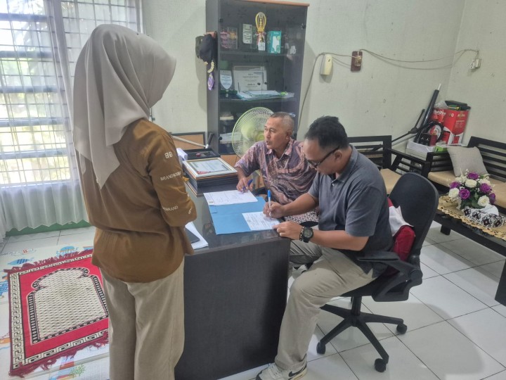 Selasa, 08 Juli 2025, Kelurahan Karang Anyar melakukan acara penyerahan dana kegiatan Probebaya bidang Pemberdayaan Masyarakat dan Sapras kepada Ketua Pokmas Cendana, Ketua Pokmas Kelapa Gading dan Ketua Pokmas Me-Kah
