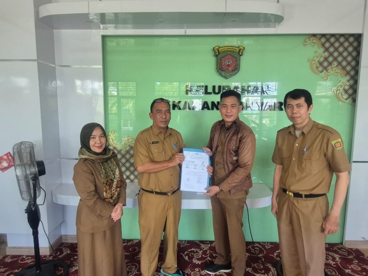 Selasa, 08 Juli 2025, Kelurahan Karang Anyar melakukan acara penyerahan dana kegiatan Probebaya bidang Pemberdayaan Masyarakat dan Sapras kepada Ketua Pokmas Cendana, Ketua Pokmas Kelapa Gading dan Ketua Pokmas Me-Kah