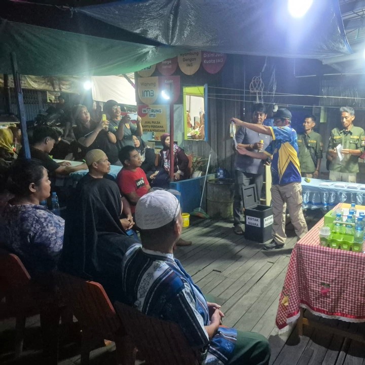 Rabu, 09 Juli 2025 Kelurahan Karang Anyar bersama Unsur Keamanan dan Pembinaan serta Lembaga Kemasyarakatan Kelurahan  menghadiri dan mengawasi jalannya kegiatan Pemilihan Ketua RT.025 di Jalan Ulin Gang 8 Samarinda.