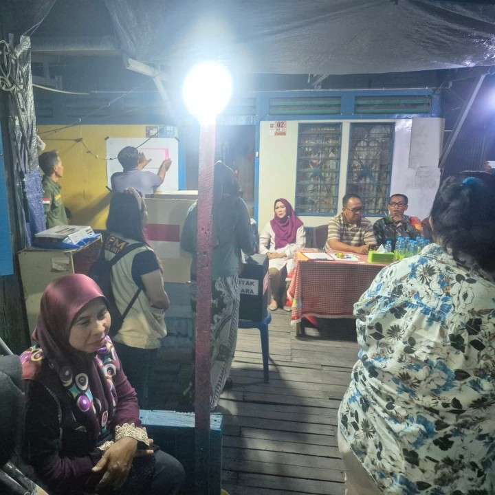 Rabu, 09 Juli 2025 Kelurahan Karang Anyar bersama Unsur Keamanan dan Pembinaan serta Lembaga Kemasyarakatan Kelurahan  menghadiri dan mengawasi jalannya kegiatan Pemilihan Ketua RT.025 di Jalan Ulin Gang 8 Samarinda.
