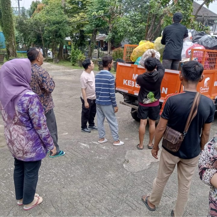Kamis, 10 Juli 2025, Kelurahan Karang Anyar melakukan  penyerahan hasil pungut sampah plastik hasil dari tim plastic hero anak2 kelurahan karang anyar kepada panitia lomba Kecamatan Sungai Kunjang