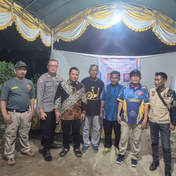 Jumat, 11 Juli 2025 Kelurahan Karang Anyar bersama Unsur Keamanan dan Pembinaan serta Lembaga Kemasyarakatan Kelurahan mengikuti dan mendampingi jalannya proses pemilihan Ketua RT.010 Periode 2025-2030 di Jalan Cendana Gang 10