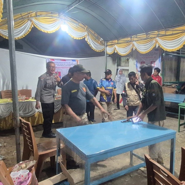 Jumat, 11 Juli 2025 Kelurahan Karang Anyar bersama Unsur Keamanan dan Pembinaan serta Lembaga Kemasyarakatan Kelurahan mengikuti dan mendampingi jalannya proses pemilihan Ketua RT.010 Periode 2025-2030 di Jalan Cendana Gang 10