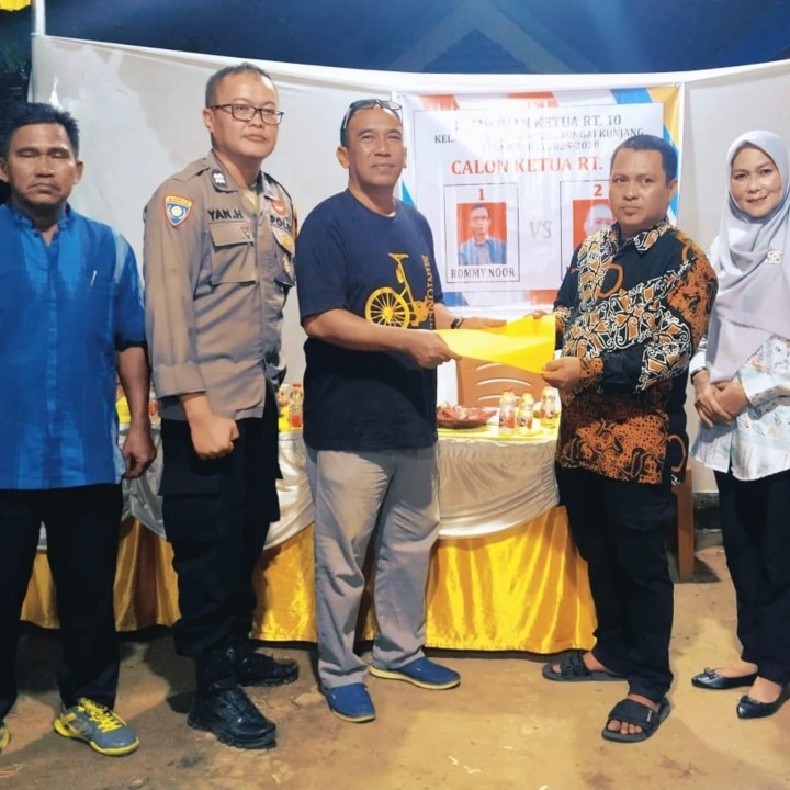 Jumat, 11 Juli 2025 Kelurahan Karang Anyar bersama Unsur Keamanan dan Pembinaan serta Lembaga Kemasyarakatan Kelurahan mengikuti dan mendampingi jalannya proses pemilihan Ketua RT.010 Periode 2025-2030 di Jalan Cendana Gang 10