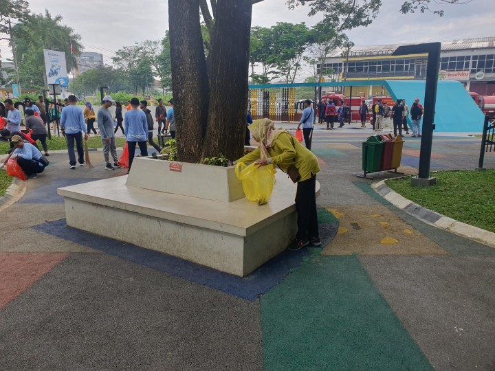 Sabtu, 12 Juli 2025  Kelurahan Karang Anyar  mengikuti kegiatan gotong royong bersama ASN se Pemkot Samarinda di Taman Cerdas PKK Samarinda