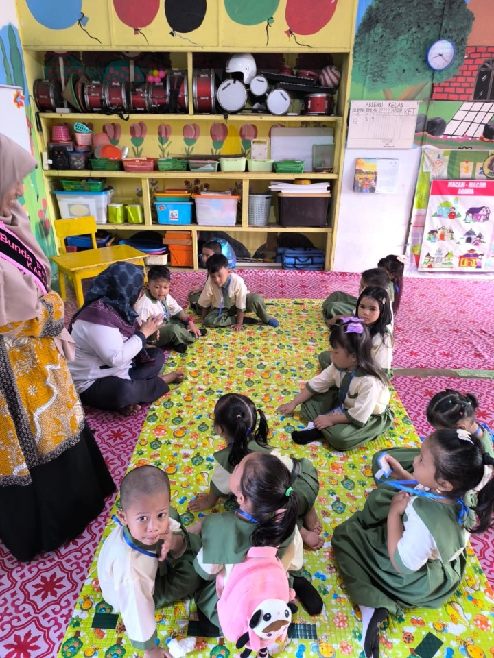 Senin, 14 Juli 2025 Kelurahan Karang Anyar mendampingi Bunda PAUD Sungai Kunjang melakukan kunjungan pada hari pertama anak-anak turun sekolah di TK Rimba, Jalan Cendana RT.014 Karang Anyar, Samarinda.