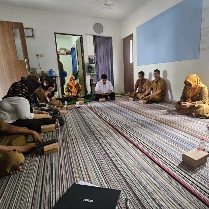 Senin, 14 Juli 2025 , Kelurahan Karang Anyar mengikuti kegiatan Rakor pembagian PMT dari Dana Orang Tua Asuh di Kantor Kecamatan Sungai Kunjang