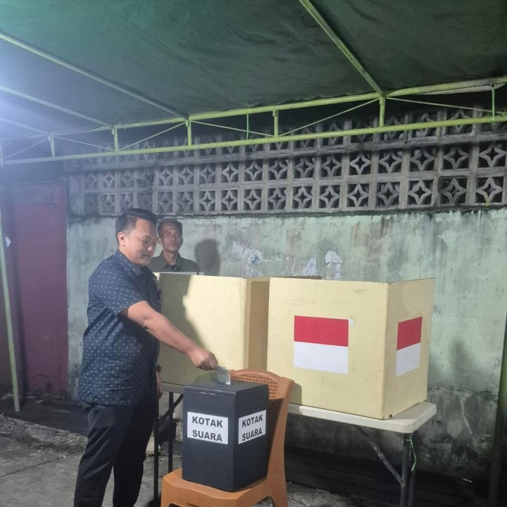 Jumat, 18 Juli 2025 Jam 20.00, Kelurahan Karang Anyar dan Lembaga Kemasyarakatan Kelurahan mengikuti dan mendampingi jalannya proses pemilihan Ketua RT.029 Periode 2025-2030 di Jalan Ulin Gang 3 RT.029