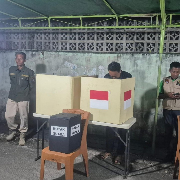Jumat, 18 Juli 2025 Jam 20.00, Kelurahan Karang Anyar dan Lembaga Kemasyarakatan Kelurahan mengikuti dan mendampingi jalannya proses pemilihan Ketua RT.029 Periode 2025-2030 di Jalan Ulin Gang 3 RT.029