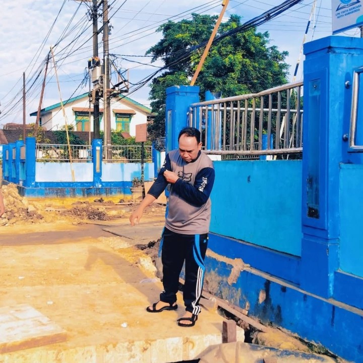 Minggu, 20 Juli 2025, Kelurahan Karang Anyar melakukan monitoring perbaikan drainase di depan Perumahan PDAM Jalan Cendana