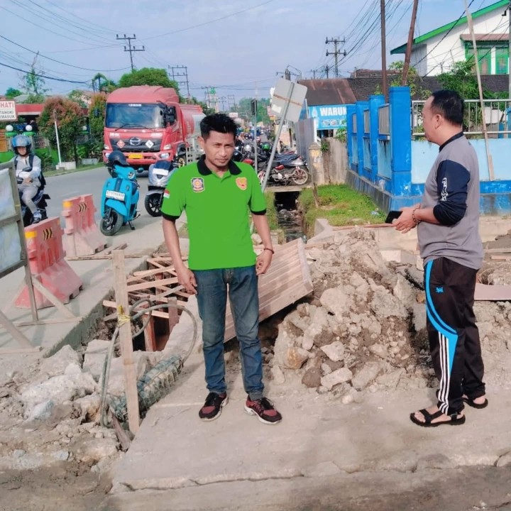 Minggu, 20 Juli 2025, Kelurahan Karang Anyar melakukan monitoring perbaikan drainase di depan Perumahan PDAM Jalan Cendana
