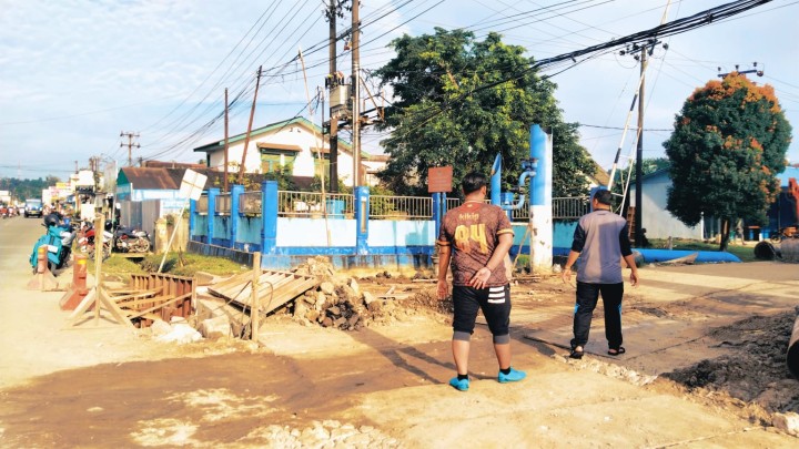 Minggu, 20 Juli 2025, Kelurahan Karang Anyar melakukan monitoring perbaikan drainase di depan Perumahan PDAM Jalan Cendana