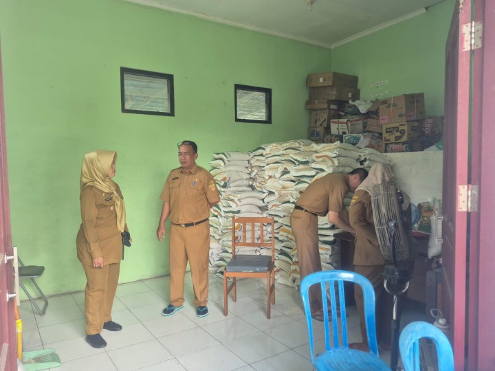 Selasa, 22 Juli 2025, Kelurahan Karang Anyar dan Unsur Keamanan dan Pembinaan mendampingi Camat Sungai Kunjang melakukan pengawasan jalannya kegiatan penyaluran beras bantuan dari Pemerintah kepada warga kurang mampu di Kelurahan Karang Anyar.
