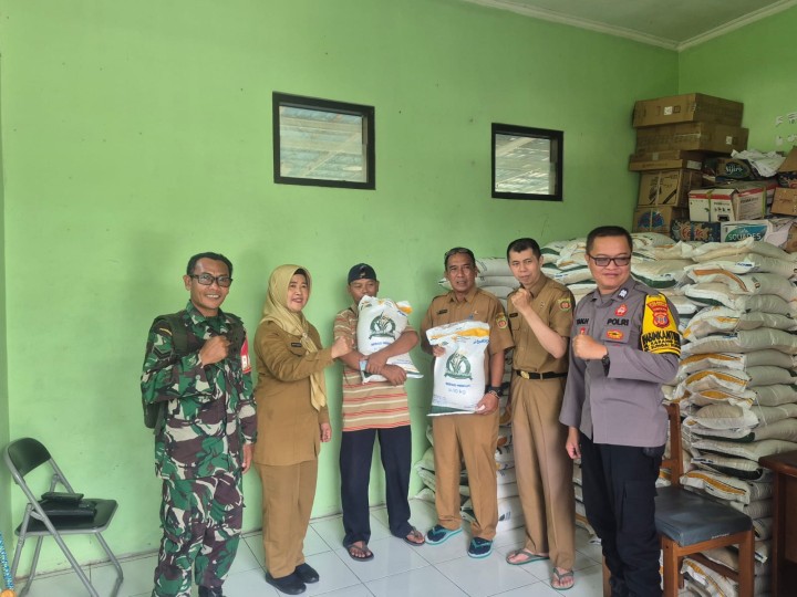 Selasa, 22 Juli 2025, Kelurahan Karang Anyar dan Unsur Keamanan dan Pembinaan mendampingi Camat Sungai Kunjang melakukan pengawasan jalannya kegiatan penyaluran beras bantuan dari Pemerintah kepada warga kurang mampu di Kelurahan Karang Anyar.