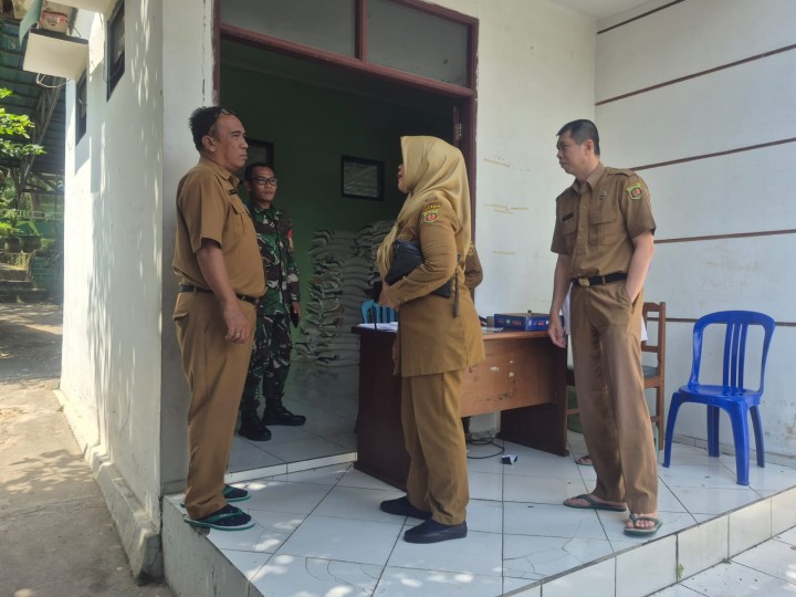 Selasa, 22 Juli 2025, Kelurahan Karang Anyar dan Unsur Keamanan dan Pembinaan mendampingi Camat Sungai Kunjang melakukan pengawasan jalannya kegiatan penyaluran beras bantuan dari Pemerintah kepada warga kurang mampu di Kelurahan Karang Anyar.
