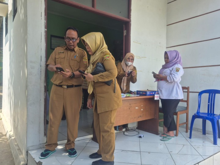 Selasa, 22 Juli 2025, Kelurahan Karang Anyar dan Unsur Keamanan dan Pembinaan mendampingi Camat Sungai Kunjang melakukan pengawasan jalannya kegiatan penyaluran beras bantuan dari Pemerintah kepada warga kurang mampu di Kelurahan Karang Anyar.