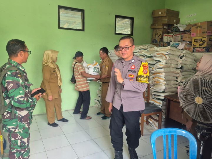 Selasa, 22 Juli 2025, Kelurahan Karang Anyar dan Unsur Keamanan dan Pembinaan mendampingi Camat Sungai Kunjang melakukan pengawasan jalannya kegiatan penyaluran beras bantuan dari Pemerintah kepada warga kurang mampu di Kelurahan Karang Anyar.