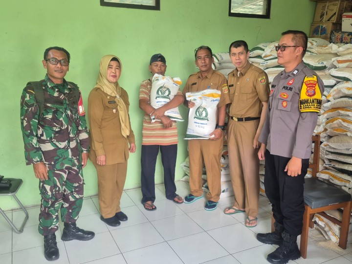 Selasa, 22 Juli 2025, Kelurahan Karang Anyar dan Unsur Keamanan dan Pembinaan mendampingi Camat Sungai Kunjang melakukan pengawasan jalannya kegiatan penyaluran beras bantuan dari Pemerintah kepada warga kurang mampu di Kelurahan Karang Anyar.