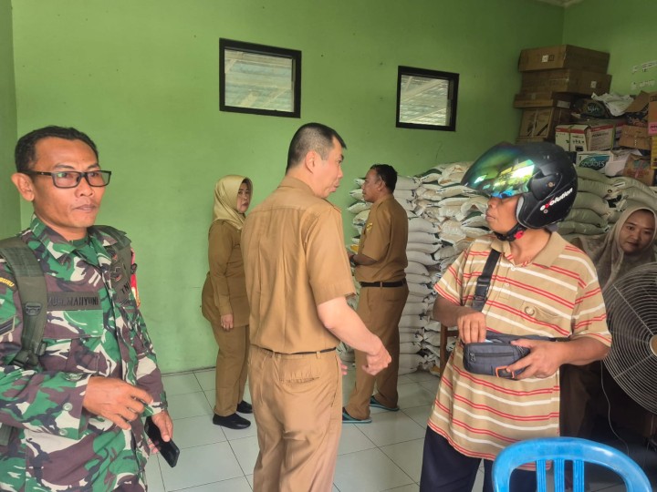 Selasa, 22 Juli 2025, Kelurahan Karang Anyar dan Unsur Keamanan dan Pembinaan mendampingi Camat Sungai Kunjang melakukan pengawasan jalannya kegiatan penyaluran beras bantuan dari Pemerintah kepada warga kurang mampu di Kelurahan Karang Anyar.