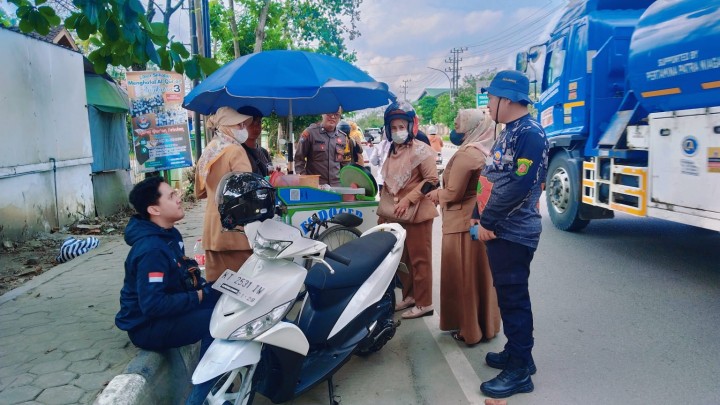 Selasa, 22 Juli 2025, Kelurahan Karang Anyar dan FKPM Karang Anyar, melakukan pembagian himbauan bagi para PKL yang berjualan di Jalan Cendana (belakang Islamic Center).