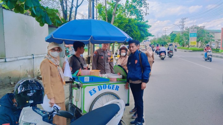 Selasa, 22 Juli 2025, Kelurahan Karang Anyar dan FKPM Karang Anyar, melakukan pembagian himbauan bagi para PKL yang berjualan di Jalan Cendana (belakang Islamic Center).