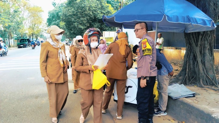 Selasa, 22 Juli 2025, Kelurahan Karang Anyar dan FKPM Karang Anyar, melakukan pembagian himbauan bagi para PKL yang berjualan di Jalan Cendana (belakang Islamic Center).