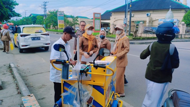 Selasa, 22 Juli 2025, Kelurahan Karang Anyar dan FKPM Karang Anyar, melakukan pembagian himbauan bagi para PKL yang berjualan di Jalan Cendana (belakang Islamic Center).