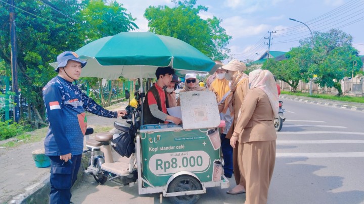 Selasa, 22 Juli 2025, Kelurahan Karang Anyar dan FKPM Karang Anyar, melakukan pembagian himbauan bagi para PKL yang berjualan di Jalan Cendana (belakang Islamic Center).
