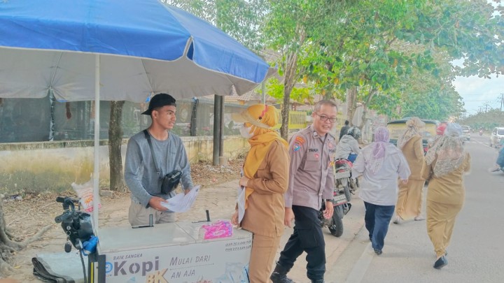 Selasa, 22 Juli 2025, Kelurahan Karang Anyar dan FKPM Karang Anyar, melakukan pembagian himbauan bagi para PKL yang berjualan di Jalan Cendana (belakang Islamic Center).