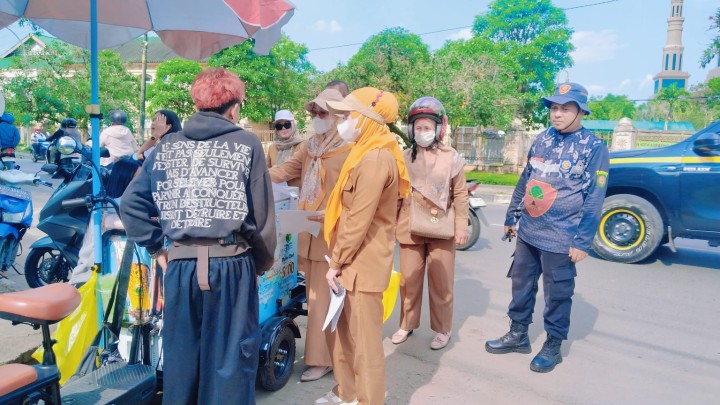 Selasa, 22 Juli 2025, Kelurahan Karang Anyar dan FKPM Karang Anyar, melakukan pembagian himbauan bagi para PKL yang berjualan di Jalan Cendana (belakang Islamic Center).