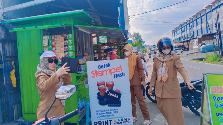 Selasa, 22 Juli 2025, Kelurahan Karang Anyar dan FKPM Karang Anyar, melakukan pembagian himbauan bagi para PKL yang berjualan di Jalan Cendana (belakang Islamic Center).