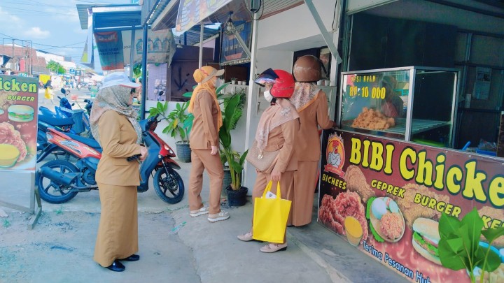 Selasa, 22 Juli 2025, Kelurahan Karang Anyar dan FKPM Karang Anyar, melakukan pembagian himbauan bagi para PKL yang berjualan di Jalan Cendana (belakang Islamic Center).