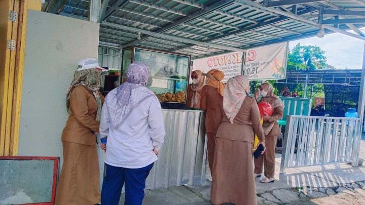 Selasa, 22 Juli 2025, Kelurahan Karang Anyar dan FKPM Karang Anyar, melakukan pembagian himbauan bagi para PKL yang berjualan di Jalan Cendana (belakang Islamic Center).