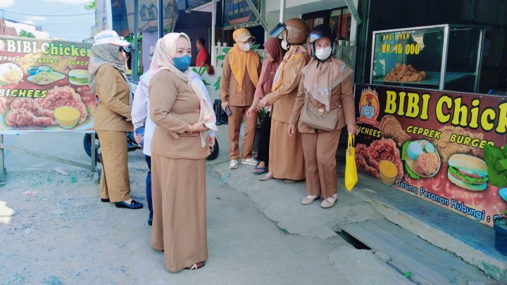 Selasa, 22 Juli 2025, Kelurahan Karang Anyar dan FKPM Karang Anyar, melakukan pembagian himbauan bagi para PKL yang berjualan di Jalan Cendana (belakang Islamic Center).