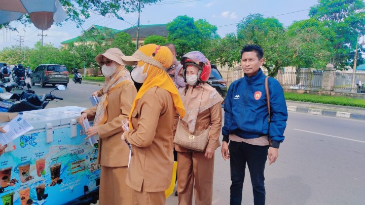 Selasa, 22 Juli 2025, Kelurahan Karang Anyar dan FKPM Karang Anyar, melakukan pembagian himbauan bagi para PKL yang berjualan di Jalan Cendana (belakang Islamic Center).