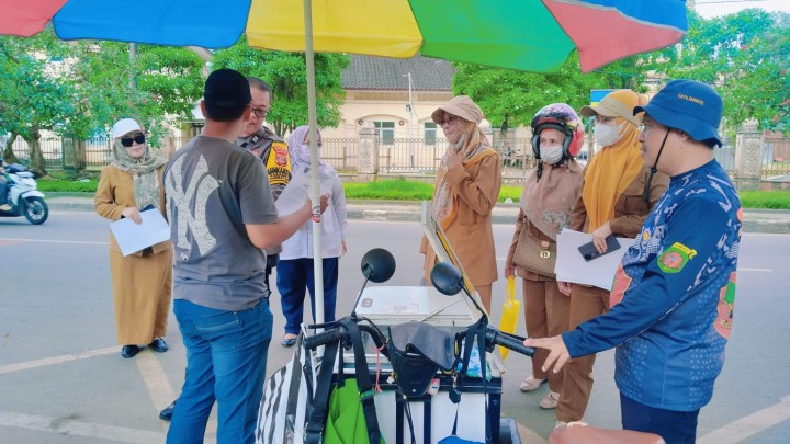 Selasa, 22 Juli 2025, Kelurahan Karang Anyar dan FKPM Karang Anyar, melakukan pembagian himbauan bagi para PKL yang berjualan di Jalan Cendana (belakang Islamic Center).