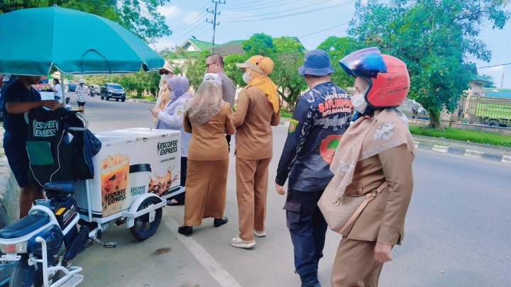 Selasa, 22 Juli 2025, Kelurahan Karang Anyar dan FKPM Karang Anyar, melakukan pembagian himbauan bagi para PKL yang berjualan di Jalan Cendana (belakang Islamic Center).