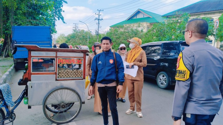 Selasa, 22 Juli 2025, Kelurahan Karang Anyar dan FKPM Karang Anyar, melakukan pembagian himbauan bagi para PKL yang berjualan di Jalan Cendana (belakang Islamic Center).