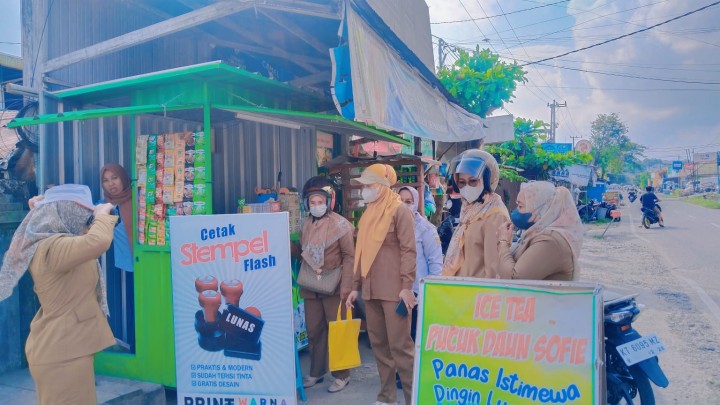 Selasa, 22 Juli 2025, Kelurahan Karang Anyar dan FKPM Karang Anyar, melakukan pembagian himbauan bagi para PKL yang berjualan di Jalan Cendana (belakang Islamic Center).