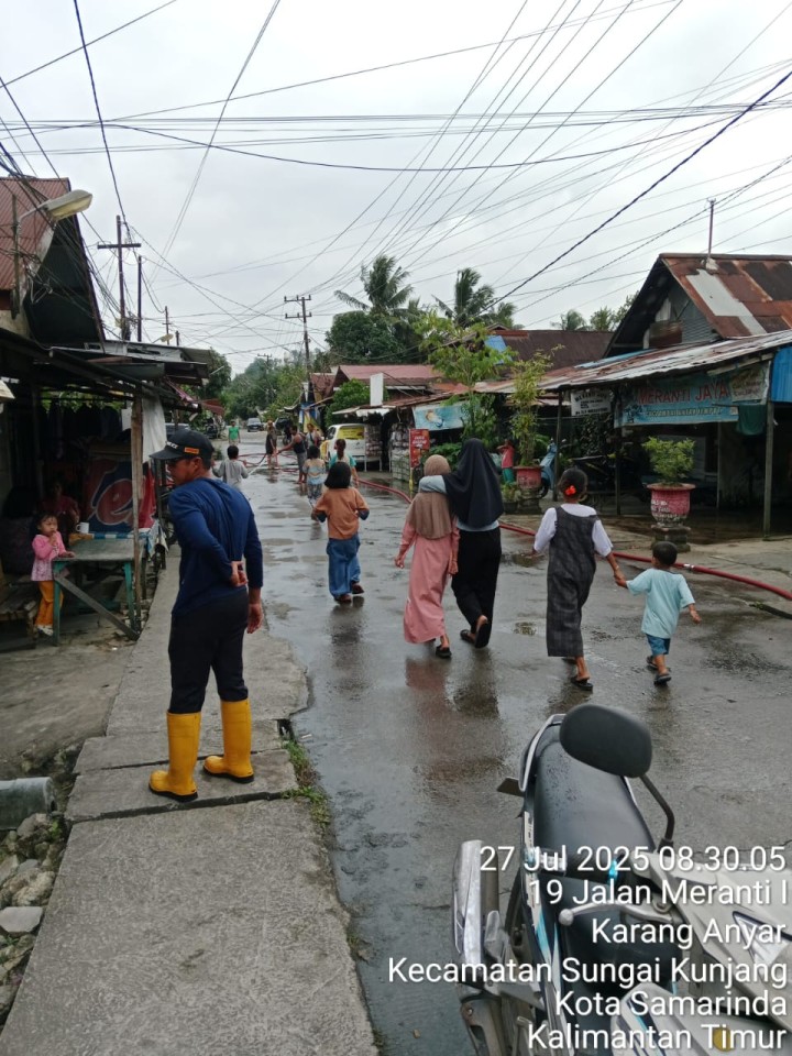 Minggu, 27 Juli 2025, Kelurahan Karang Anyar mengawasi jalannya kegiatan Gotong royong di RT.03,014,017,034 Kelurahan Karang Anyar